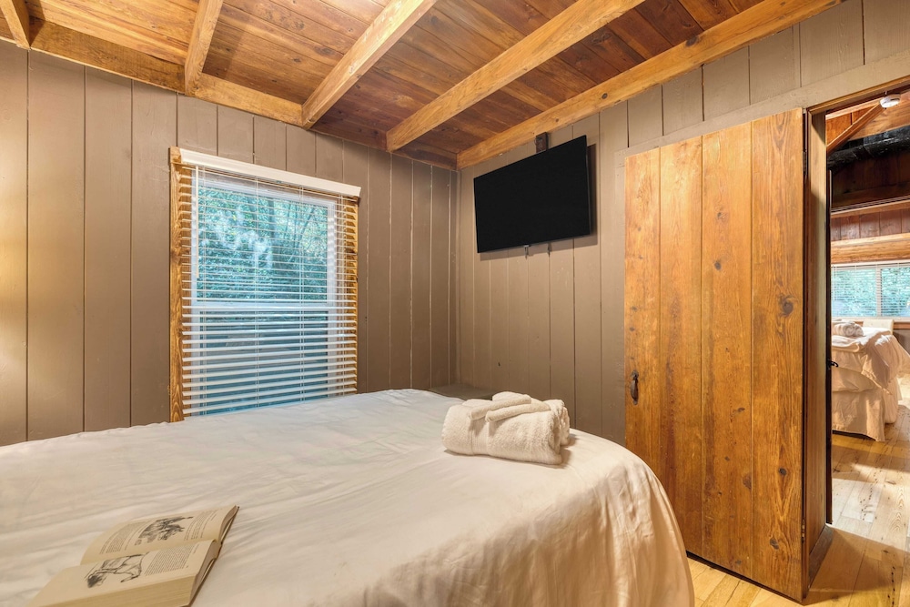Riverwood Gatlinburg/pigeon Forge Cabin w/ River Views
