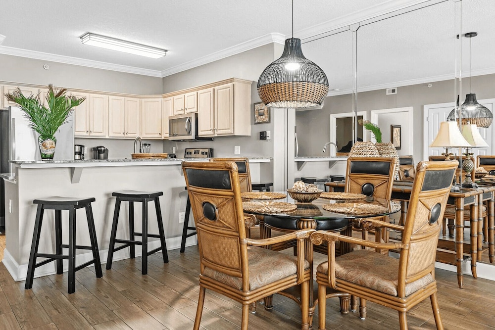 Bahama Breeze by Avantstay Gulf Front, 2 Pools, Beach Chairs Included!