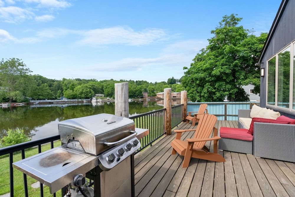 Mod Artist Home With River Views