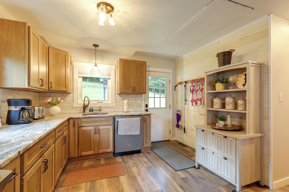 Game Room, Patio & Stunning Views: Lakefront Home!