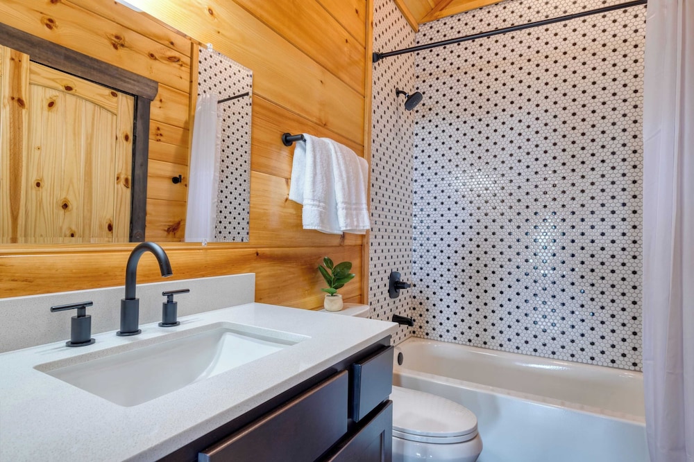 2 Homes Firefly Trail Way by Avantstay Sleeps 28, Indoor Pool + Hot Tub + Movie Theater & Game Room