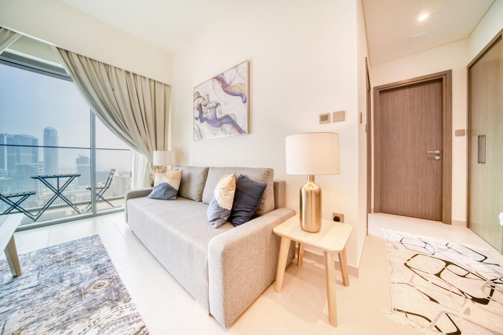 City Lights and Luxury Living Close to Dubai Mall
