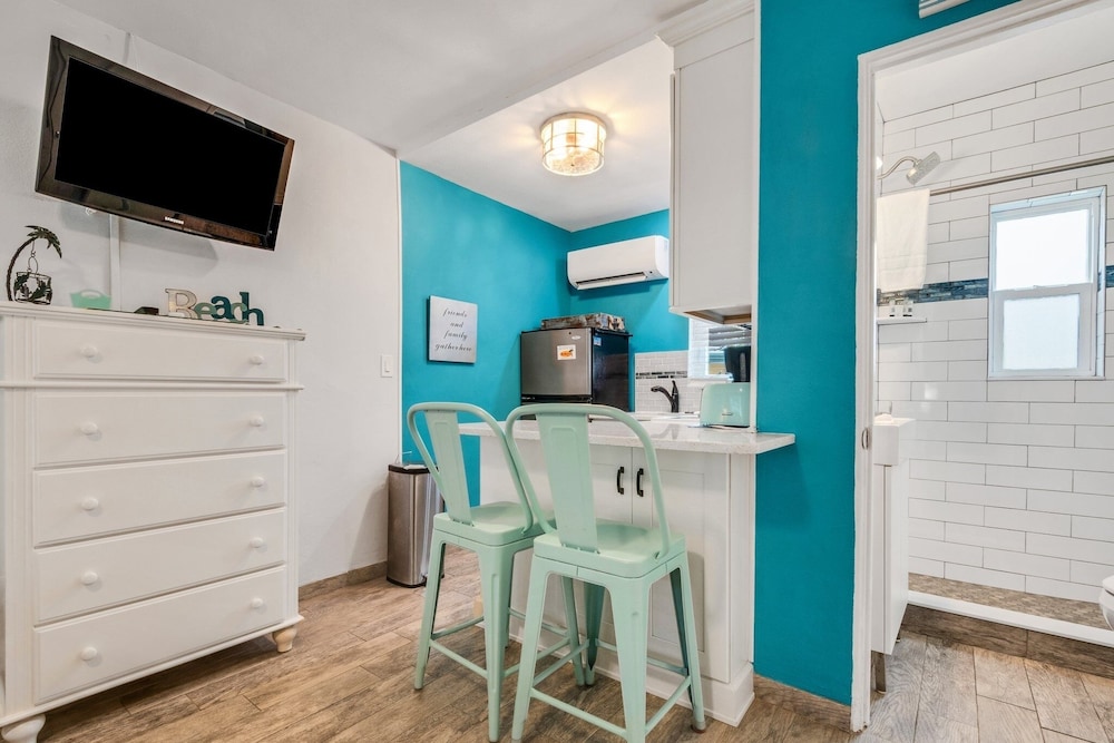 Tropic Terrace #54 - Beachfront Rental 1 Bedroom Condo by RedAwning view 5