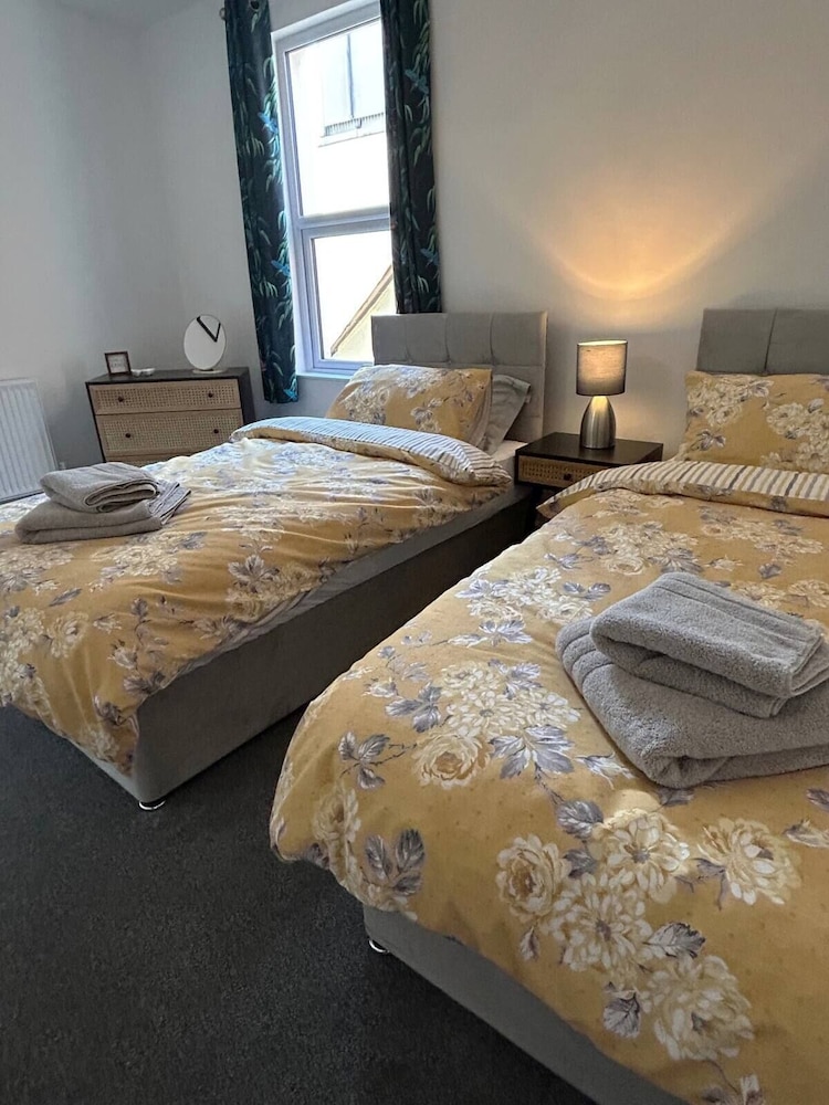 Stunning 2 BD Apartment in Cheltenham
