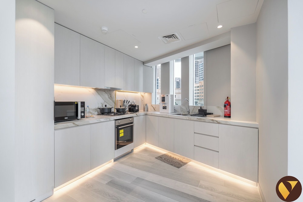 Vogue Condor Star Dubai Marina Pool