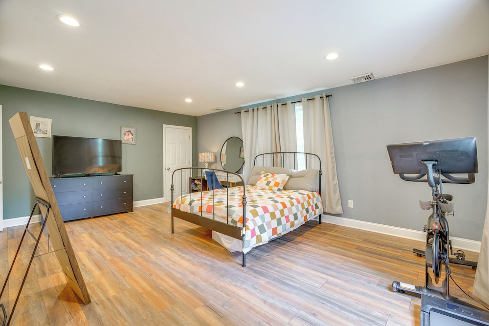 Walk to Putnam Lake: Updated Home w/ Deck