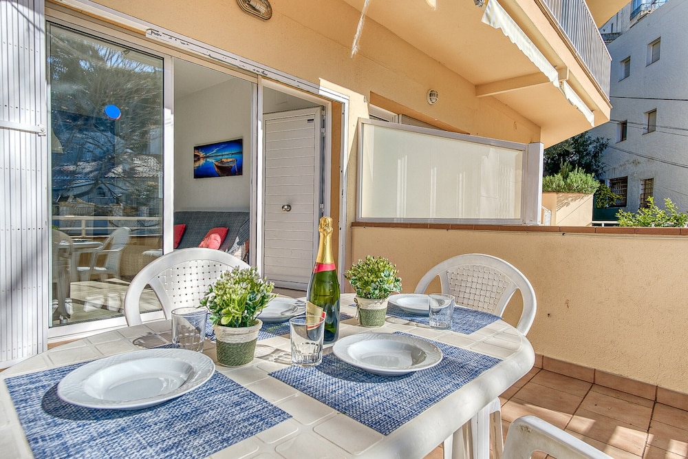 Apartment in Roses With Waterfront Views