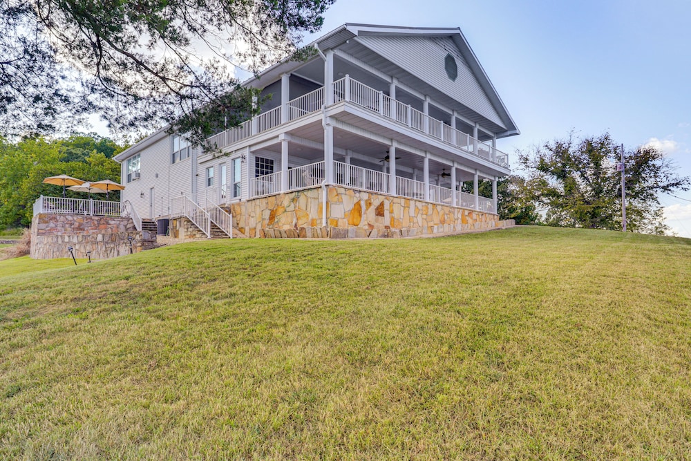 Lake of the Ozarks Haven w/ Decks, Dock & Kayaks!