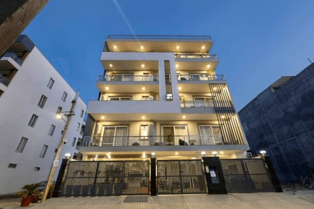 Modern City Service Apartment