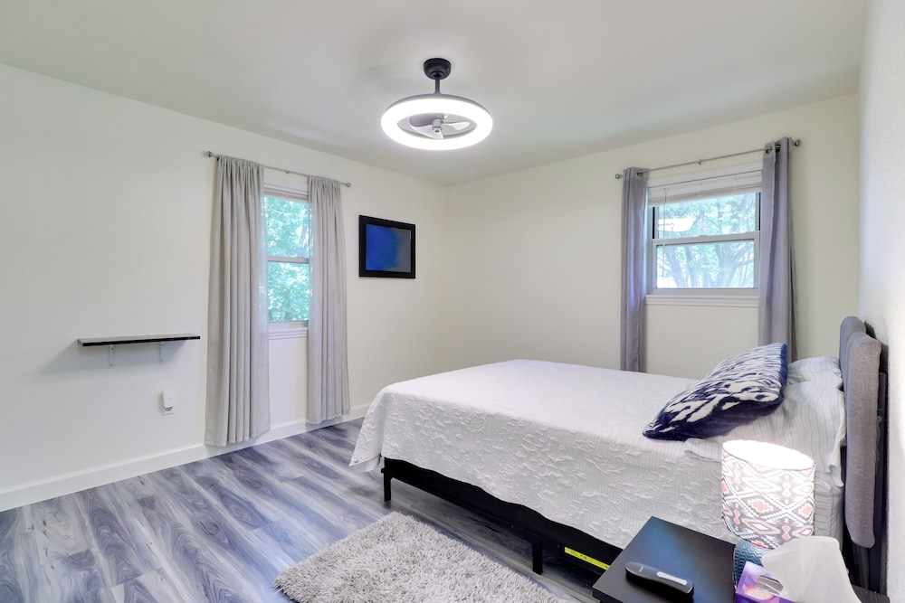 1 Mi to Dtwn + Fenced Yard: Georgetown Getaway!