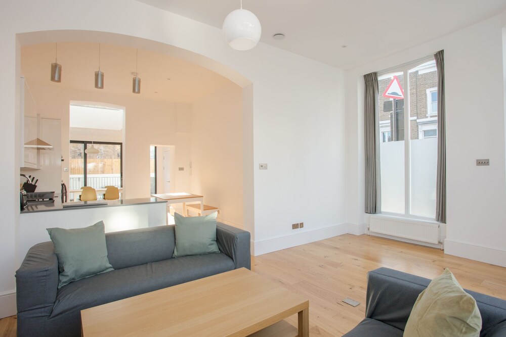 Newly Refurbished Modern 3 Bedroom Apartment in Affluent Fulham