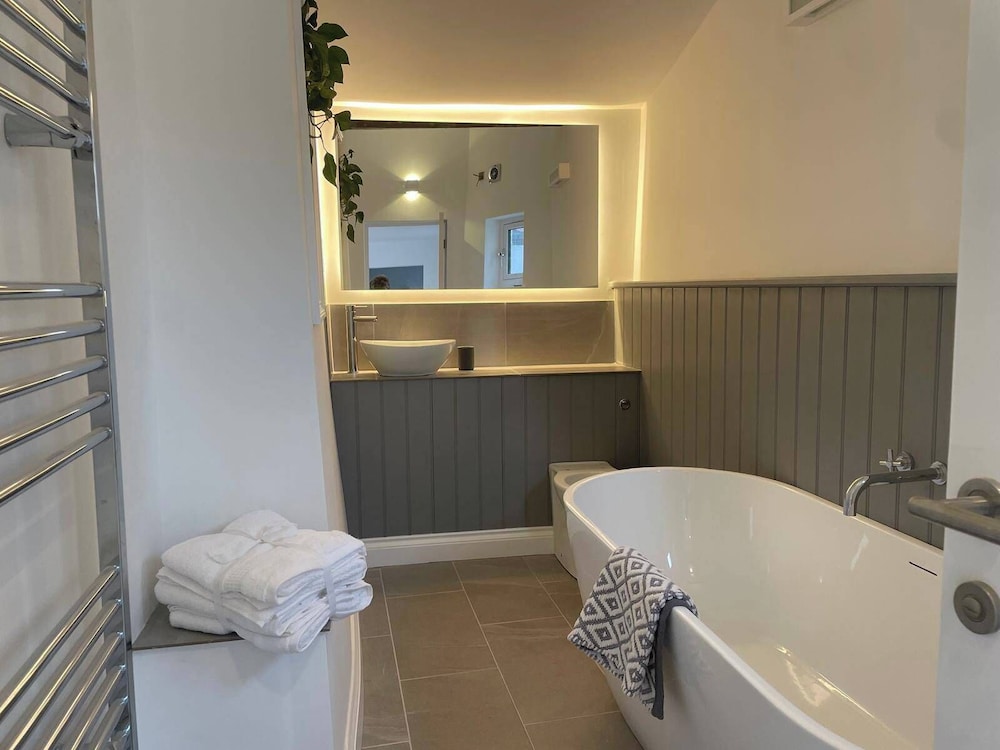 Seaside Retreat - Sleeps 5, Garden & Parking