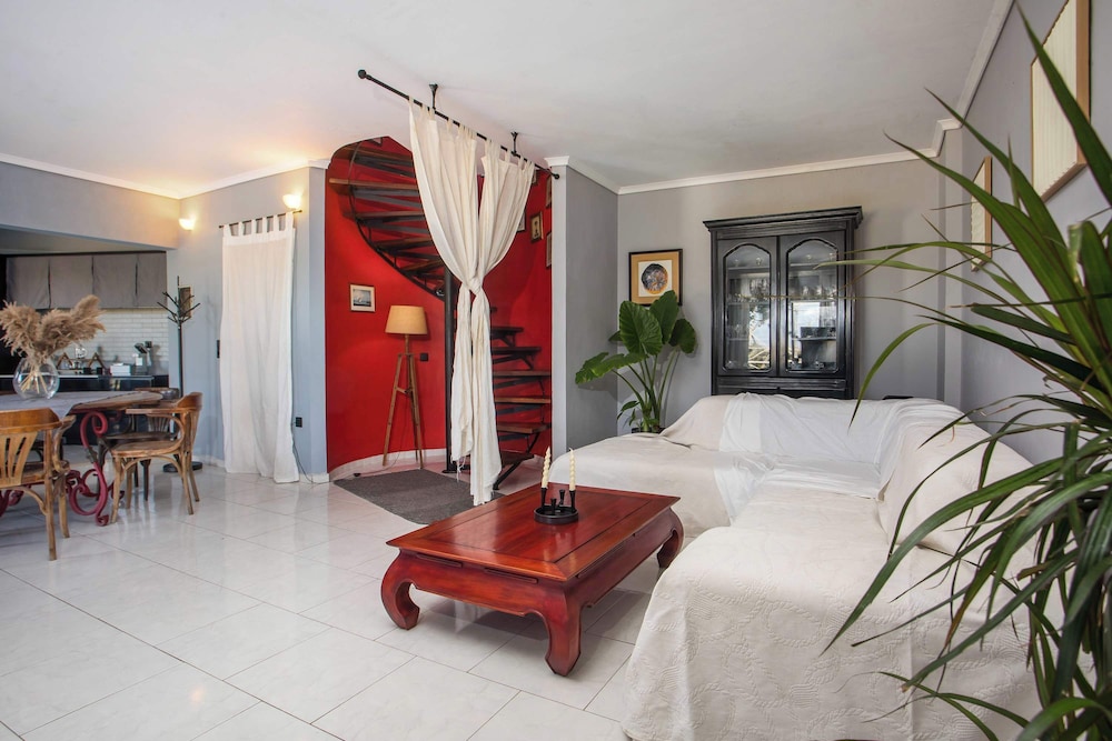 Villa Lilienne - Tranquil Escape With Private Garden Balcony