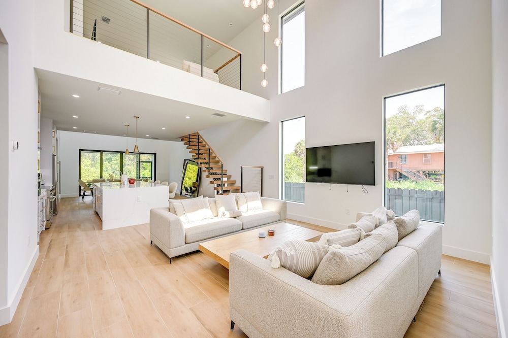 3 Mi to Naples Beach: Luxurious Home w/ Pool!