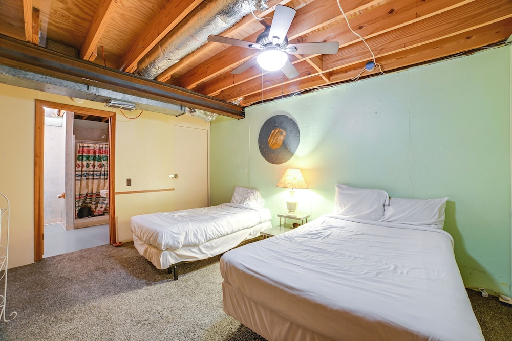 Game Room & Decks: Family Cabin in Springville!
