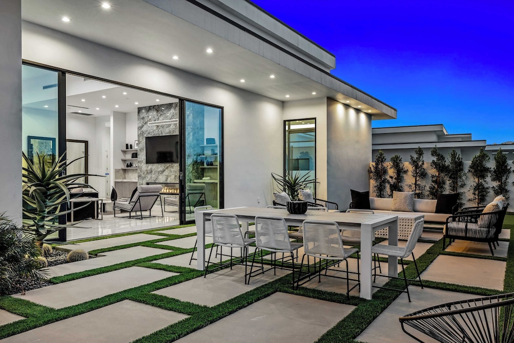 Exclusive Indio Villa Pool, Hot Tub, Putting Green Sleeps 18 Bravo #6