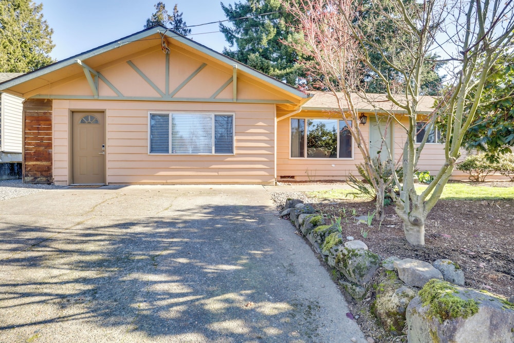 10 Mi to Portland: Greenway Neighborhood Home