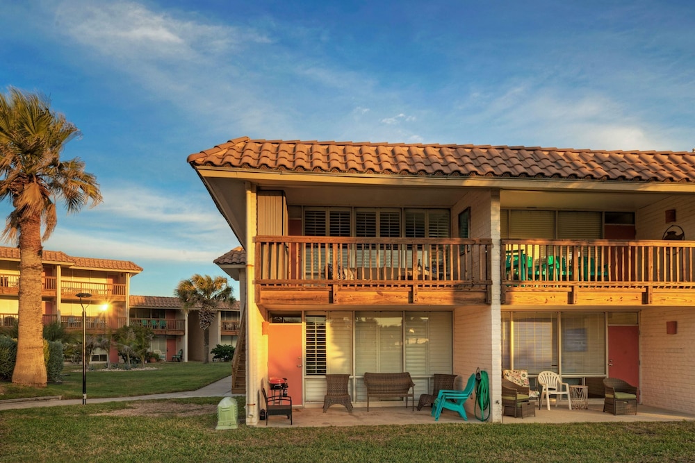 Pour Me a Vacation Mins to Beach Community Pool Tennis Court Private Balcony
