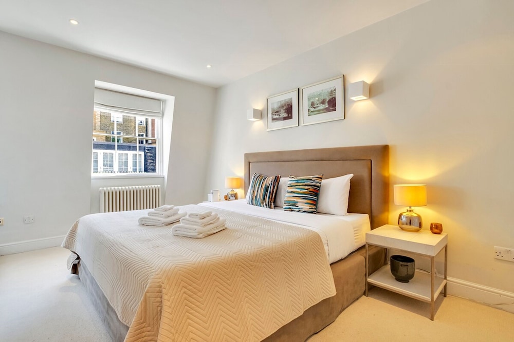Luxe 4-bed Mews Home - 10 min to Harrods