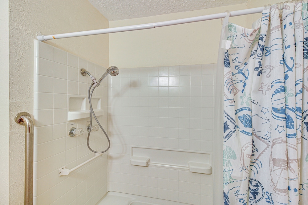 4 Mi to Mcgee Beach: Corpus Christi Home w/ Patio