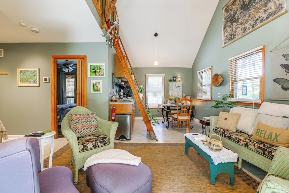 Unique & Artistic Retreat Near Rehoboth Beach!