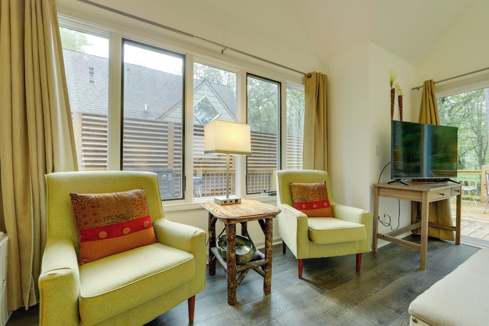 1/2 Mi to Skiing: Resort Getaway in Sapphire!