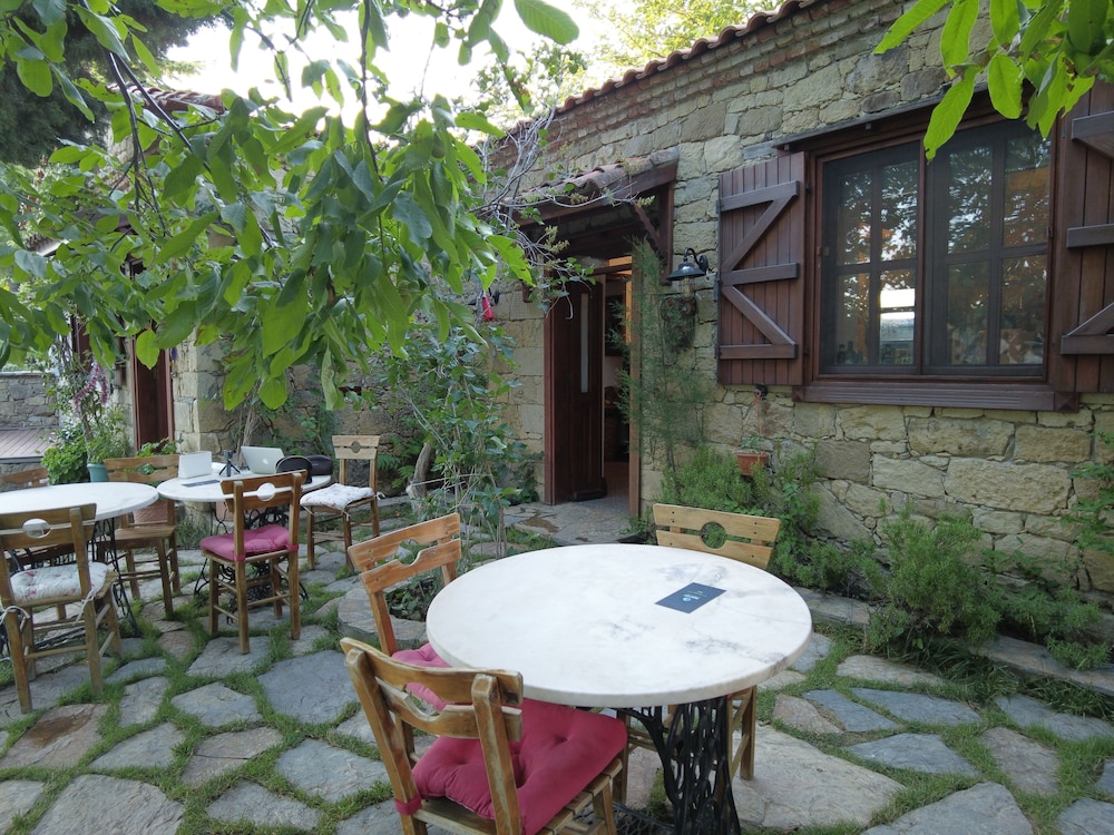Mavras Tas Odalar