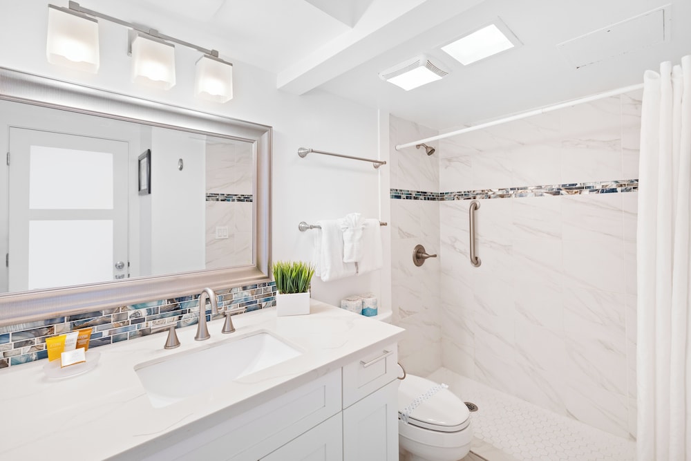 High Floor Ocean View Condo (King Bed and Parking): bathroom photo