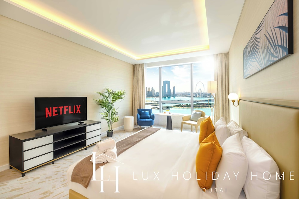LUX Iconic Views at Palm Tower Studio