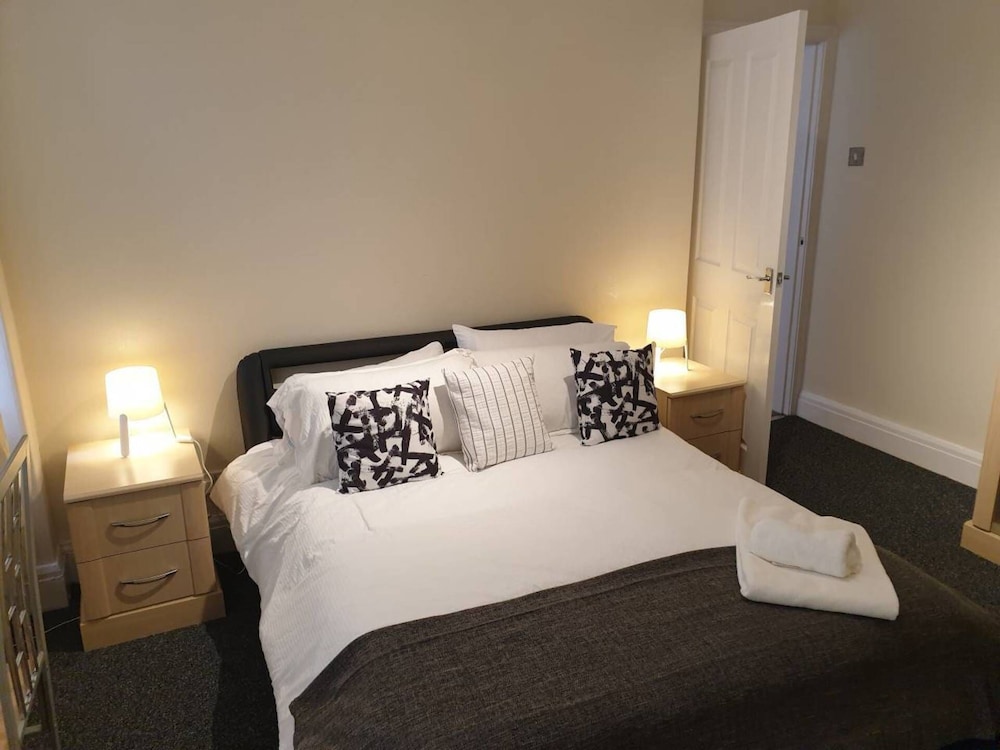 South Shields Vacations - South Shield's Emerald 2 Bed Apartment - Property Image 1