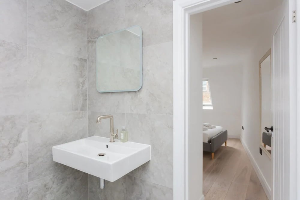 Contemporary 2 Bedroom House in Vibrant Shepherds Bush
