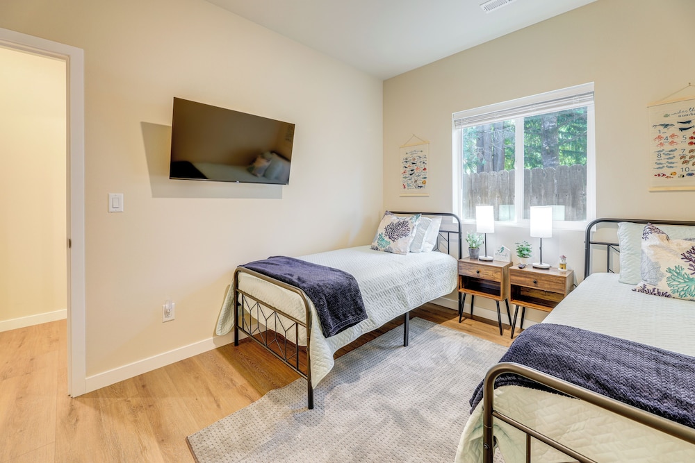 Family-friendly Florence Home: 3 Mi to the Coast!