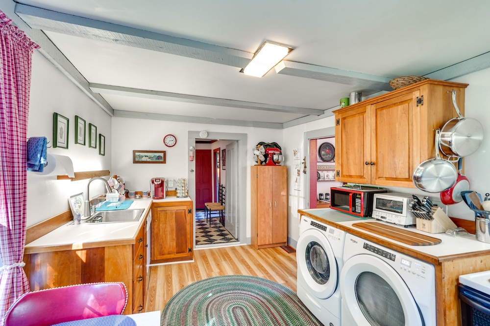 Tranquil 3 BR Stockbridge House w/ Private Deck!