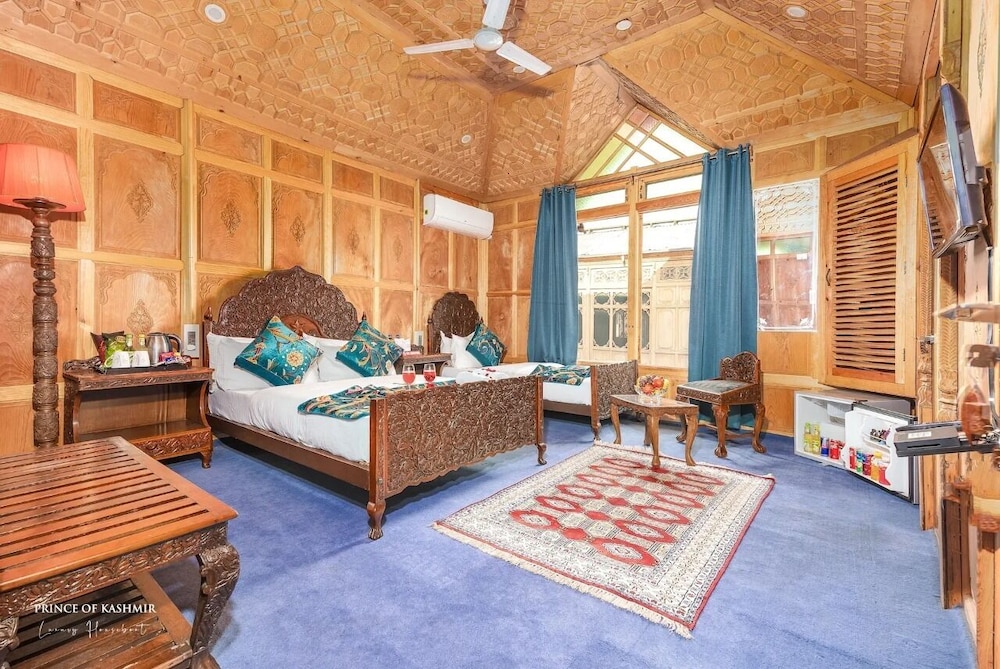 Prince of Kashmir Luxury Houseboat view 4