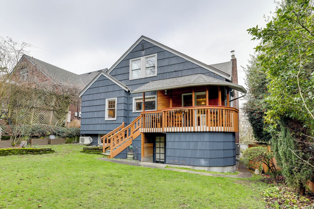 Charming Tudor-style Apt Near Green Lake!