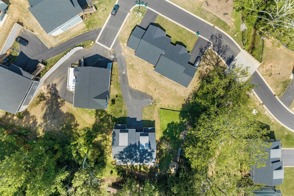 Sleeps 20, Entire Duplex Patio + Fire Pit 6 Minutes to Downtown Asheville