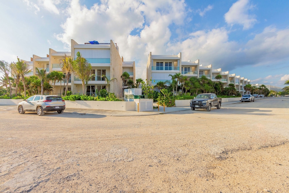 Chic Beachfront Condo Ocean View