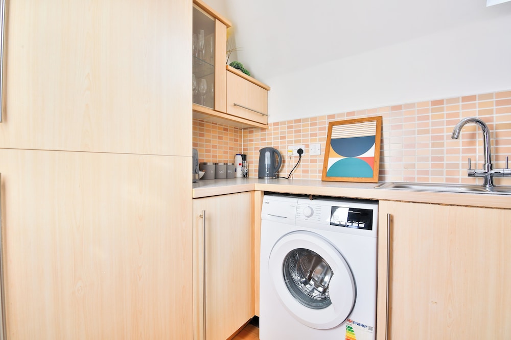 2 Bed House Near Beach with Free Parking