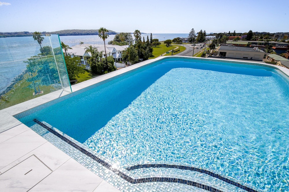 Bayfront Holiday Retreat With Parking
