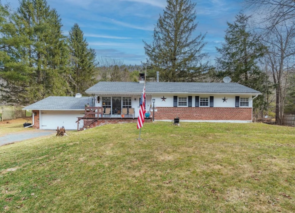 Amazing Hiking Cozy Home Close to Mountns Fireplace