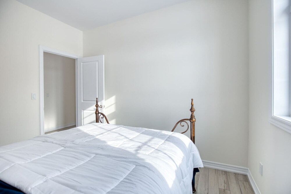 Spacious Brand New 4-bed Retreat in Quinte West