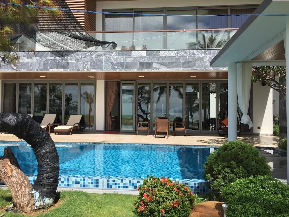 Luxury Yacht Villa