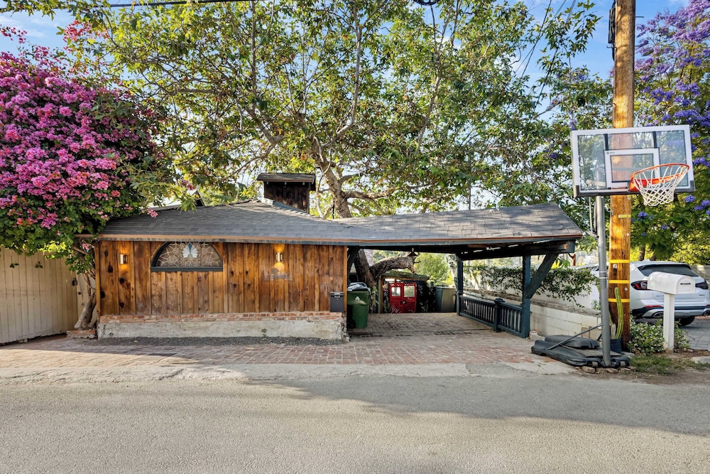 Chic LA Hideaway w/ Soaking Tub, Firepit Lounge & Tranquil Backyard
