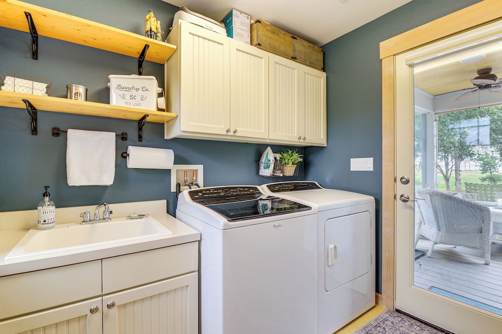 Steps to Beach: Home w/ Hot Tub in Oak Harbor!