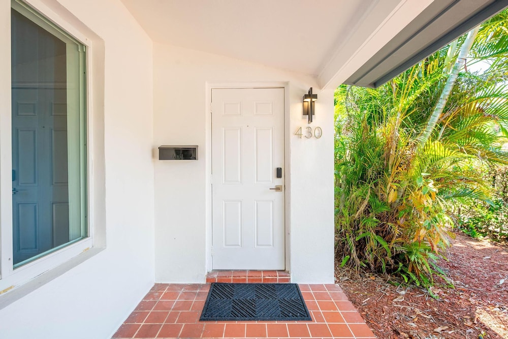 Uhost AI 4-unit Gem Mins to Las Olas Beach