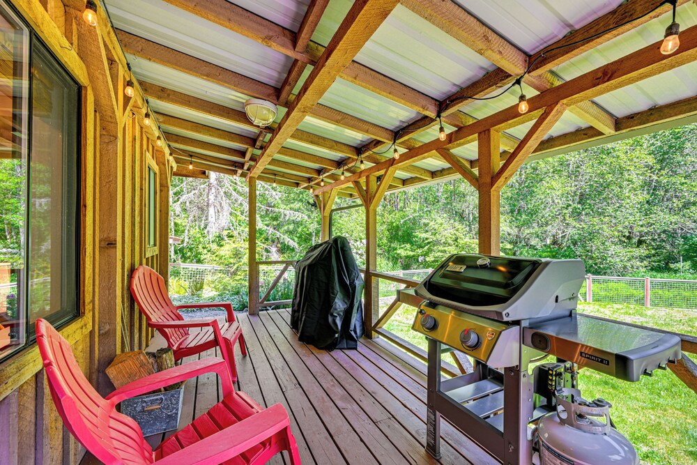 5 Mi to Mt Rainier Natl Park: Cozy Cabin w/ Deck!