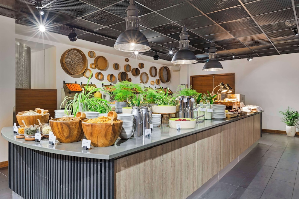 West Drayton Vacations - Radisson RED Hotel London Heathrow - Property Image 11