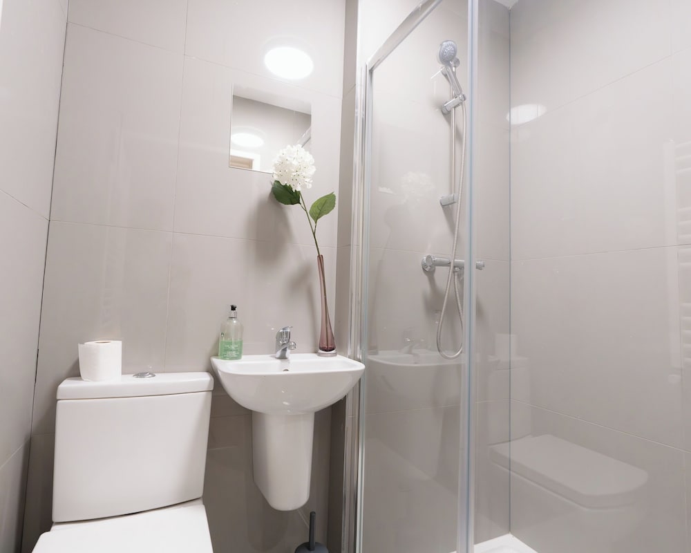 D'luxe 5-bed House - Sleeps 12 & Private Parking