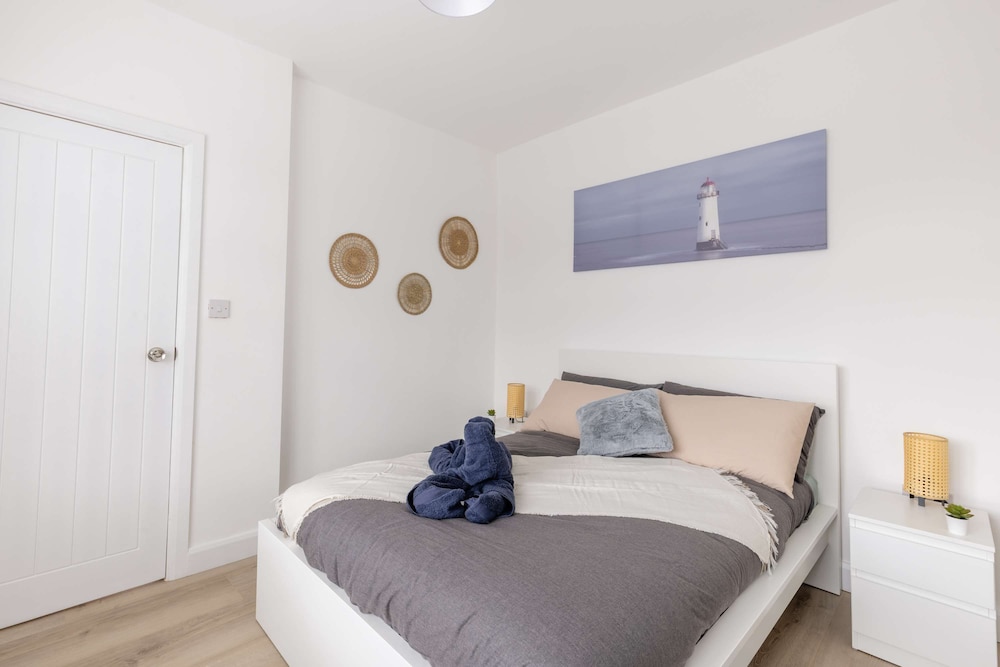 Free Parking - 4 Bedroom House