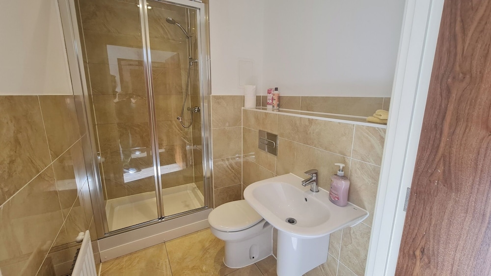 Barking 2 Bed Apt With Parking & Good Travel Links